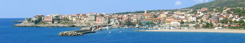 Marina di Camerota con il porto turistico a metà tra la scogliera e la spiaggia